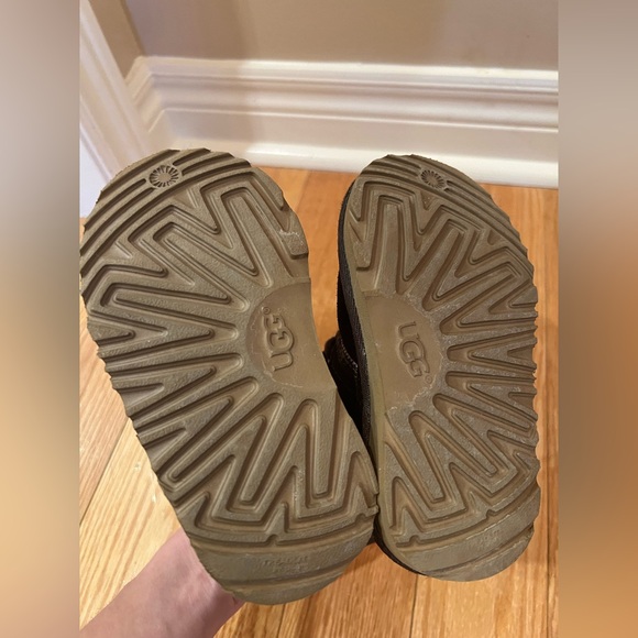 Ugg Neumel booties in toddler size 8 - Picture 3 of 4